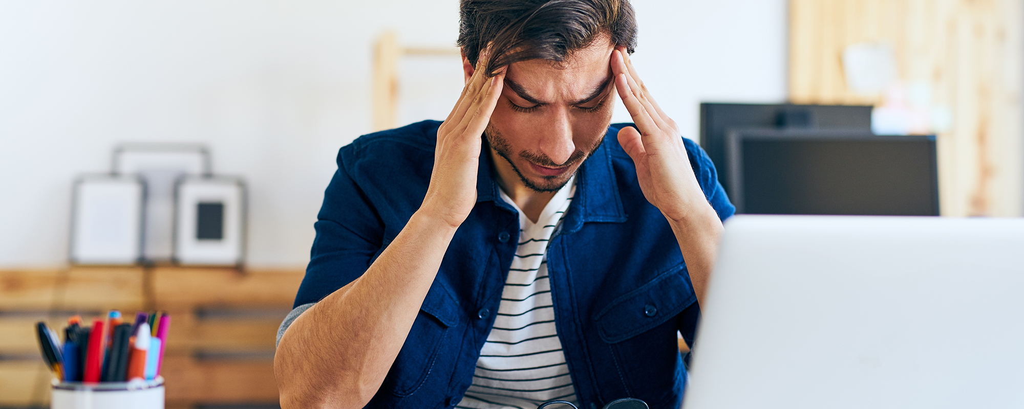 Scared work. Уставший бизнесмен. Печальный сотрудник. Волнение мужчины. Worried человек.