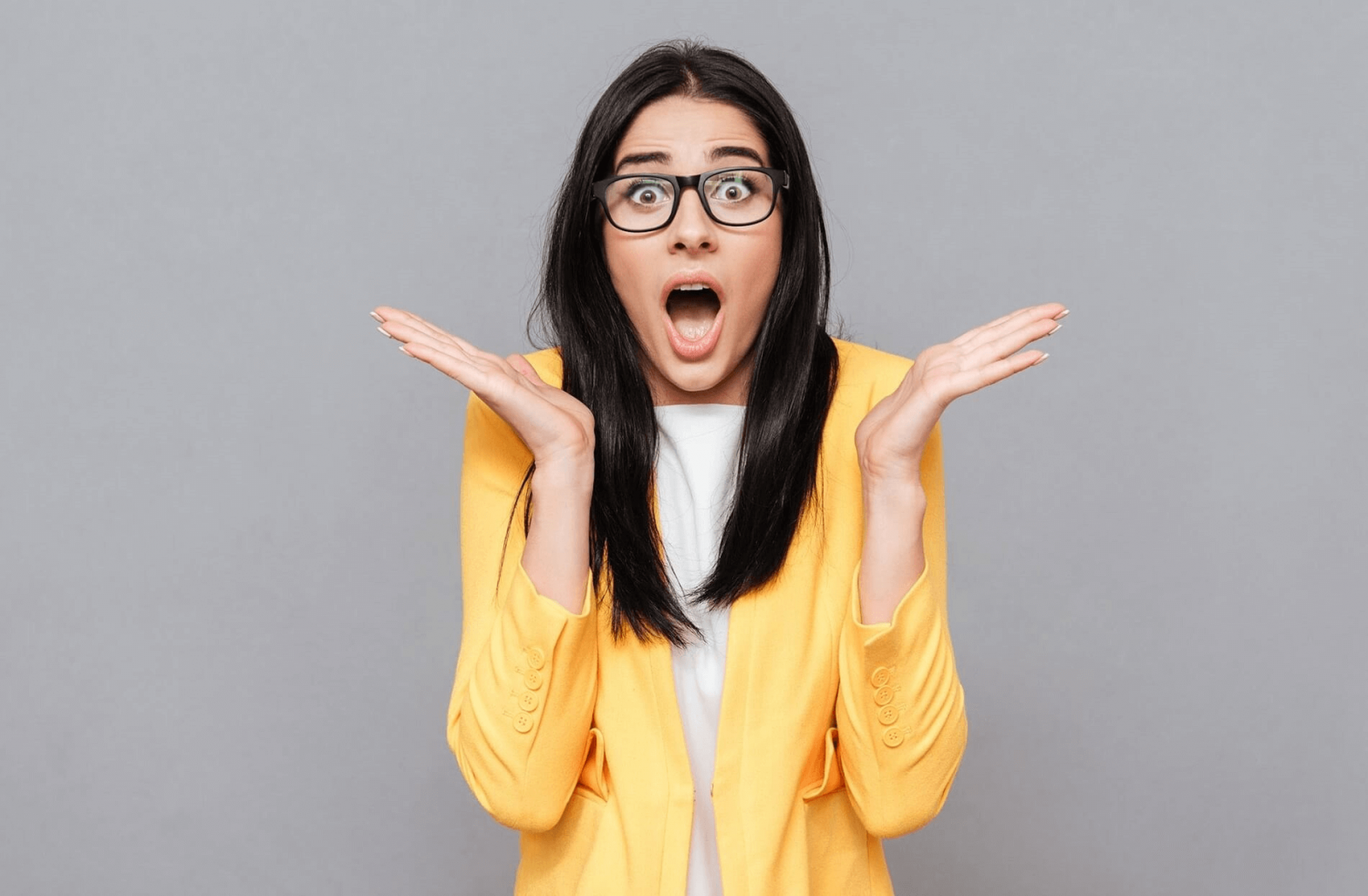 I d be surprised. Удивленная девушка. Удивление. Девушка показывает ok пальцами желтый фон
