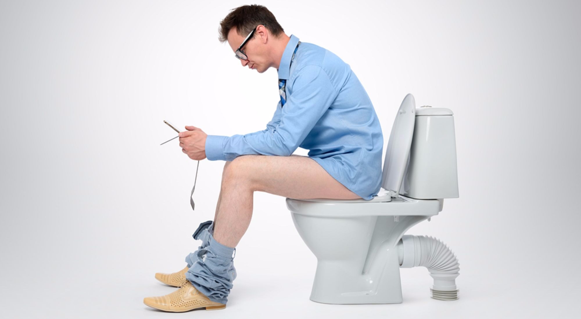 Мужчина сидит в туалете