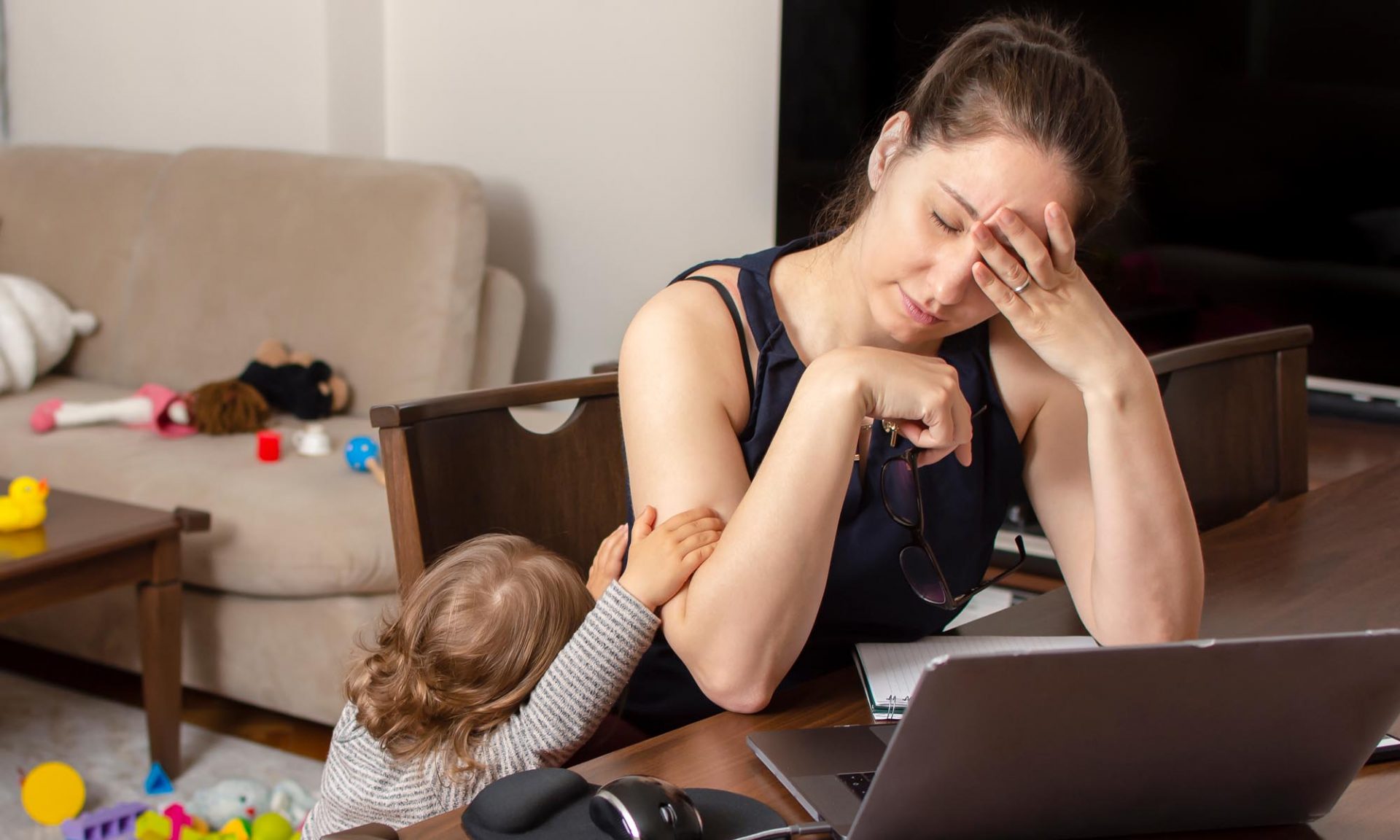 Mujeres trabajan más durante la cuarentena, cuando el trabajo y el hogar se  mezclan